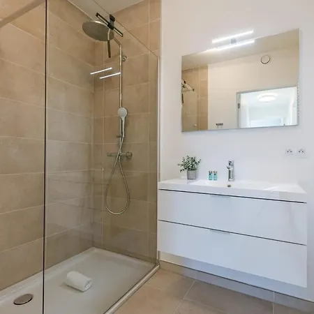Huswell - Modern With Sunny And Large Terrace Apartament